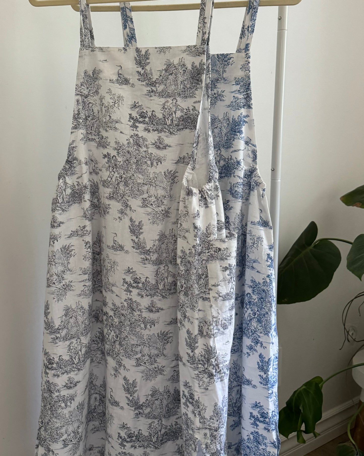 toile linen apron